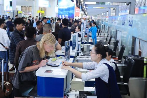 Lượng khách quốc tế đi bằng đường hàng không đến Việt Nam tăng trưởng cao