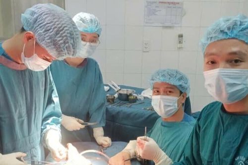 Cứu sống bé trai 12 tuổi bị đứt bó mạch đùi do tông vào cánh cửa ô tô mở bất ngờ