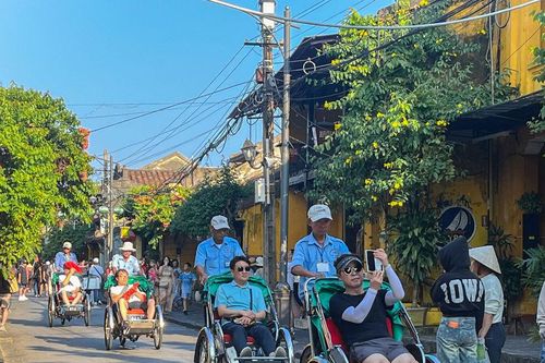 [Photo] - Phố cổ Hội An vẫn hút khách du lịch trong mùa thấp điểm