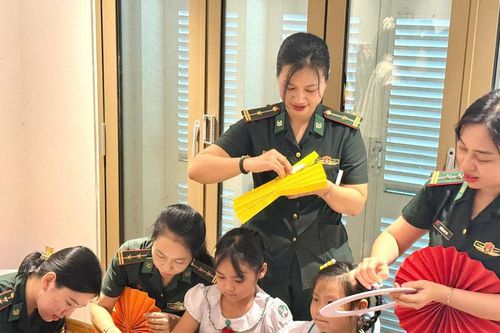 Ấm áp bàn tay mẹ đỡ đầu Biên phòng