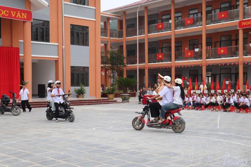 Trang bị kiến thức, kỹ năng tham gia giao thông an toàn cho học sinh