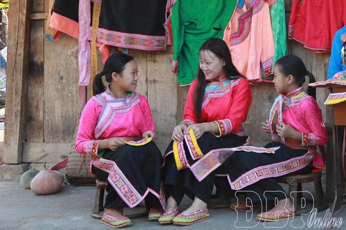 Giày thêu của người Xạ Phang