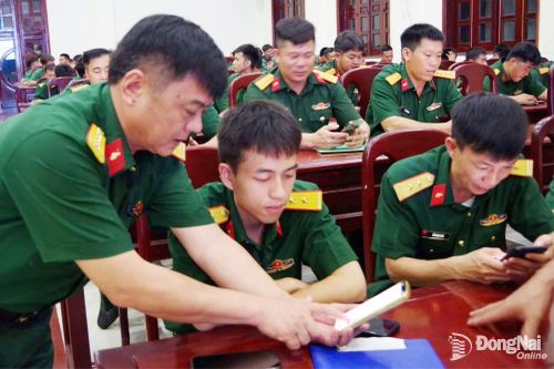 Cán bộ chiến sĩ Lữ đoàn 22 tích cực tìm hiểu chuyển đổi số quốc gia