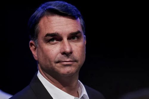 Hậu bầu cử Brazil: Ông Flavio Bolsonaro bị yêu cầu nộp hộ chiếu, đảng đối lập công nhận kết quả