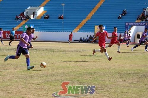 Sôi nổi trận bóng đá giao hữu giữa Công an tỉnh và Bộ Chỉ huy Quân sự tỉnh