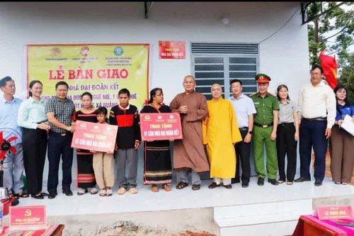 Đắk Lắk: Chùa Hoa Nghiêm và Khải Đoan bàn giao 2 căn nhà Đại đoàn kết đến hộ nghèo