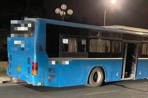 Bắc Ninh: Xe máy bất ngờ mất lái đổ xuống đường, nam tài xế bị xe khách cán tử vong