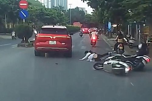 Luồn lách vượt ẩu, nam sinh đi xe máy gây tai nạn liên hoàn