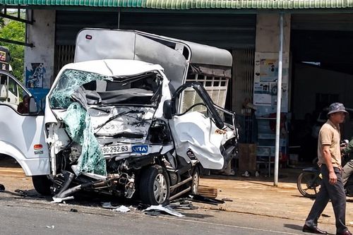 Xe tải tập lái va chạm xe đầu kéo trên đường Hồ Chí Minh, học viên tử vong