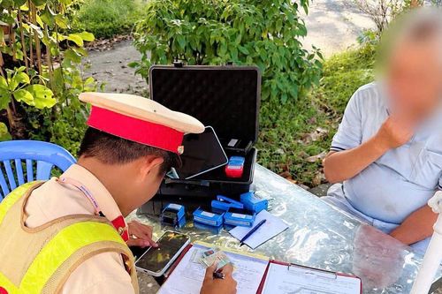 CSGT Đồng Nai xử lý tài xế 72 tuổi dùng thẻ nhận dạng lái xe của con trai