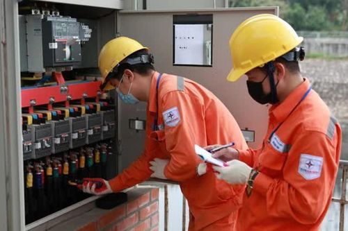 Khẩn trương xem xét phương án giảm thuế tiêu thụ đặc biệt với xăng về 0% và giảm giá điện