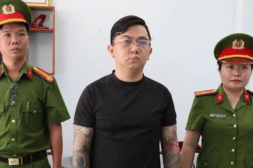 Nghi bị theo dõi, người đàn ông vô cớ tấn công người đi đường