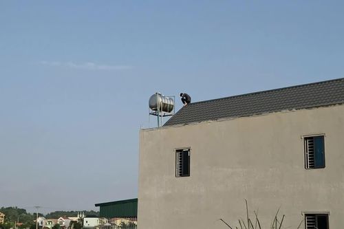 Đã bắt giữ hai đối tượng cầm kiếm cố thủ trên mái nhà ở Thanh Hóa