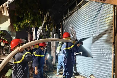 Kịp thời khống chế vụ cháy tiệm bán đồ ăn lúc rạng sáng