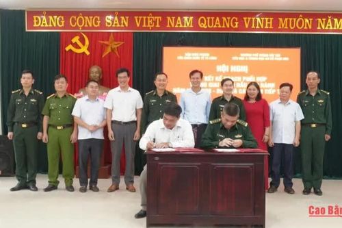 Đồn Biên phòng Cửa khẩu quốc tế Tà Lùng ký kết phối hợp giáo dục, rèn luyện học sinh ​