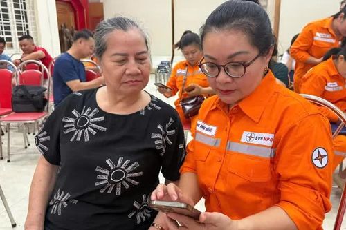 Hơn 200 hộ dân được hướng dẫn sử dụng ứng dụng EVN chăm sóc khách hàng