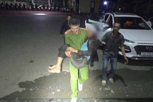 Xuyên đêm tìm kiếm, cứu sống người đàn ông hôn mê dưới vực sâu