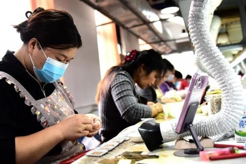 AI kéo lợi nhuận công nghiệp Trung Quốc tăng mạnh, tiêu dùng hụt hơi