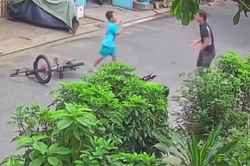 Clip bé trai chắp tay xin lỗi sau va chạm xe đạp gây sốt cõi mạng