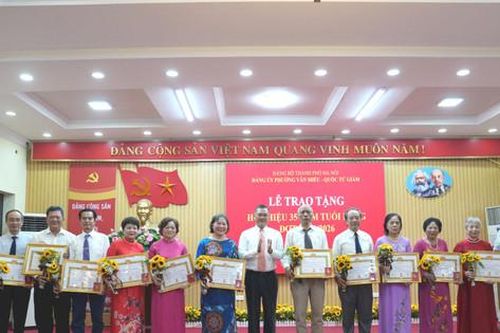 Phường Văn Miếu - Quốc Tử Giám trao Huy hiệu Đảng dịp 7-11 cho hơn 300 đảng viên