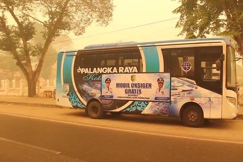 Indonesia dùng xe buýt oxy ứng phó khói mù cháy rừng