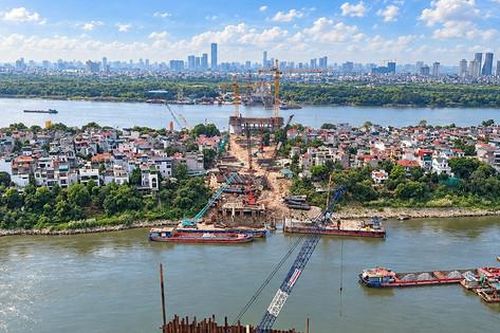 Bảy cầu vượt sông Hồng và những chuyển động trên công trường