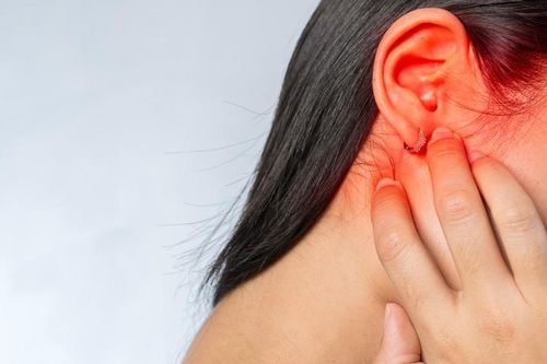 Đi vệ sinh tai, cô gái 29 tuổi tá hỏa khi biết thứ mắc lại bên trong