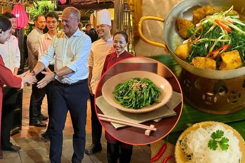 Thủ tướng Ba Lan thưởng thức rau muống xào, bánh xèo với nước mắm ở Hà Nội