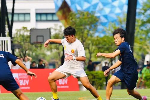 Cầu thủ thích thú trải nghiệm sân đấu tuyệt đẹp Trường Đại học Anh quốc Việt Nam