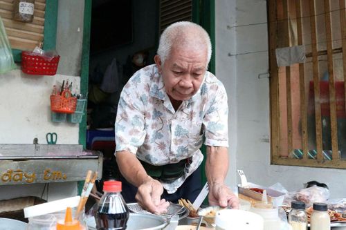 Quán cháo TP.HCM 2.000 đồng/vá, 23 năm chỉ tăng giá 2 lần