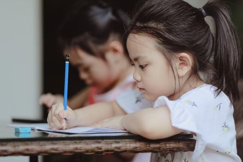 'Món nợ' thành tích của những đứa trẻ mới học hết tiểu học