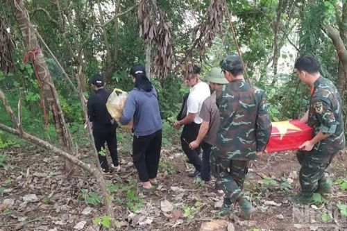 Lào Cai khai quật, cất bốc 2 phần mộ liệt sĩ