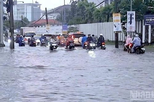 Mưa gây ngập sâu vùng nội thành Cà Mau