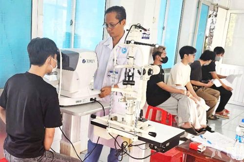 Cận thị có được nhập ngũ không?