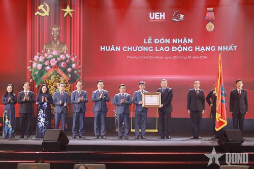 Tổng Bí thư, Chủ tịch nước Tô Lâm trao Huân chương Lao động hạng Nhất tặng Đại học Kinh tế TP Hồ Chí Minh