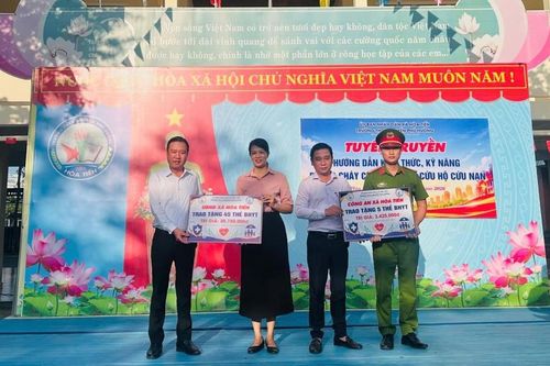 Trao tặng 95 thẻ BHYT cho học sinh có hoàn cảnh khó khăn