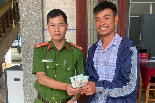 Người dân cảm ơn Công an vì được giúp đỡ