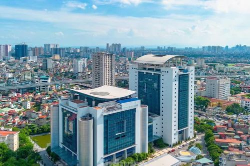 Học phí đại học tiếp tục leo thang: Trường đại học đang 'tự chủ' hay 'tự túc?