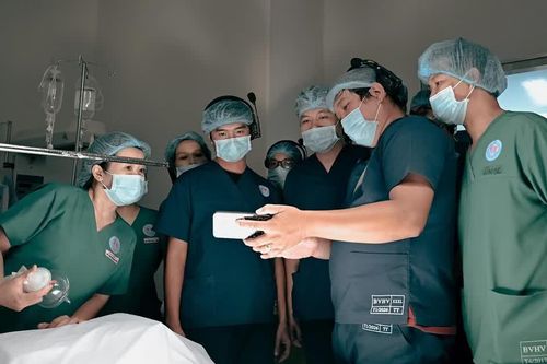 Chuyên trị các đề tài gai góc, đạo diễn Trần Thanh Huy chọn tái hiện ca cấp cứu nghẹt thở