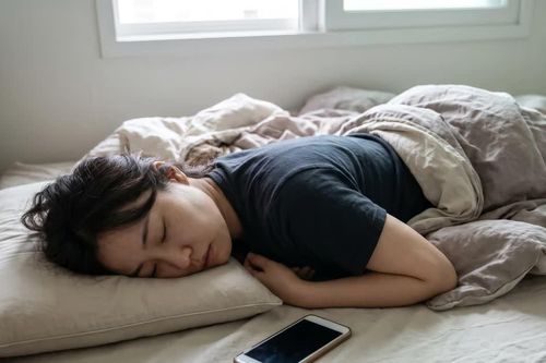 Ngủ thiếp đi trong tư thế nằm sấp, cổ chịu một áp lực lên tới 20kg