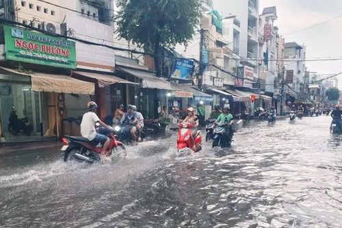 Hà Nội mát mẻ, TPHCM tiếp tục có triều cường