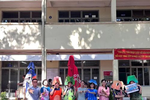 Học sinh bán hàng, truyền thông về bảo vệ môi trường qua dự án học tập liên môn