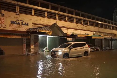 Triều cường gây ngập nhiều tuyến đường ven sông Sài Gòn