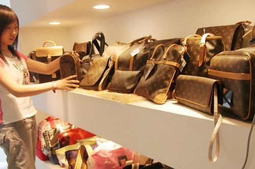 Đồ hiệu cũ bùng nổ ở Trung Quốc, gây sức ép lên hãng xa xỉ