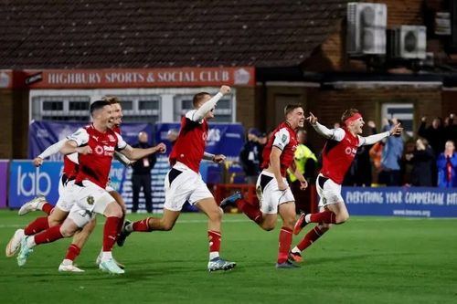 Arsenal thua sốc đội bóng hạng Tư