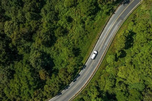 Vì sao tuyệt đối không được về số N (mo) để thả trôi xe xuống dốc?