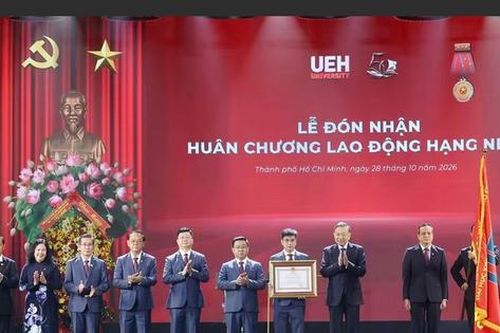 Đại học Kinh tế Thành phố Hồ Chí Minh đón nhận Huân chương Lao động hạng Nhất