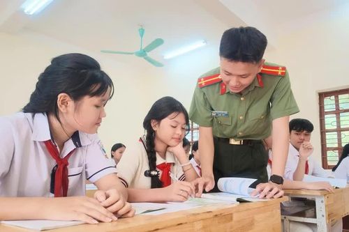 Giảng viên trẻ tăng cường về xã, mở lớp 'vá' kiến thức cho học sinh vùng biên