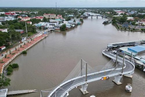 Tin mới vụ cầu chữ S ở Cà Mau bị sà lan đâm lệch