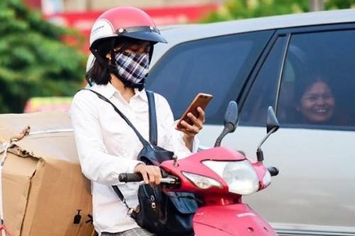 Dùng điện thoại khi lái xe máy, người phụ nữ ở Hà Nội bị xử phạt